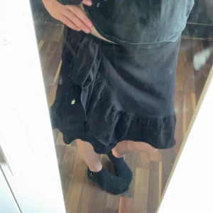 Kjol - Svart kjol som är medellång. Aldrig använd. Den har bara legat i garderoben och väntat på att någon ska använda den💘