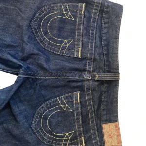 True religion  - skit snygga låg midjade bootcut true religion jeans! Säljer då dom är lite för stora för mig😢 ända defekten på byxorna är att dom är nedtrampade längst ner annars är det inga fel på dom, midja rakt över = 44cm, Ytterben = 99cm, Innerben = 77cm