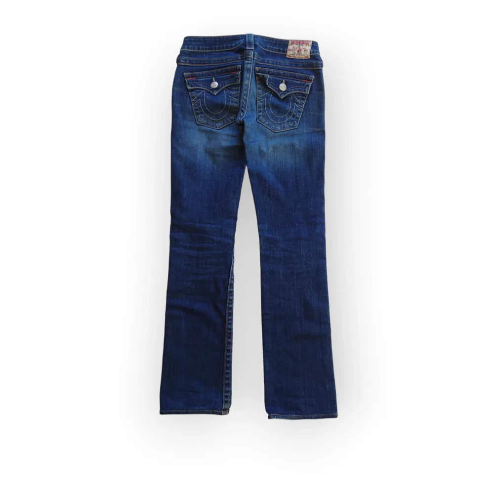 Raka lågmidjde jeans from True Religion. Bra skick, inga defekter förutom revorna som lappats igen på baksidan. Passar XS/XXS eller 32/34. Fråga gärna om fler bilder eller mått 💞. Jeans & Byxor.