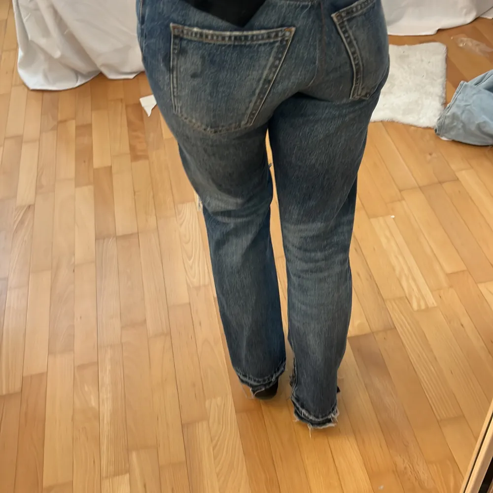 Snygga jeans med hål från Zara, mid waist. Stl 24/36. Jeans & Byxor.
