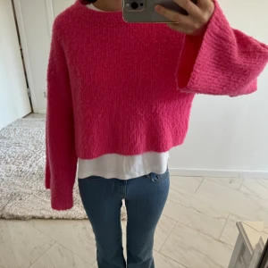 Stickad tröja  - Säljer denna jätte snygga rosa stickade tröjan i storlek Xs men passar även storlek S då den ska vara lite oversized från Nakd. Perfekt nu till sommarn eller närsomhelst. Nyskick.😍🥰🙌❤️