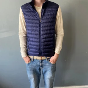 Väst - Hej, säljer nu en skön väst till sommarn då sne inte används längre bra skick!