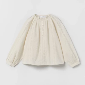 ZARA blus - Säljer min blus från zara💕 köpt på barnavdelningen i storlek 13-14 år (164 cm)💞 säljer för 200💗