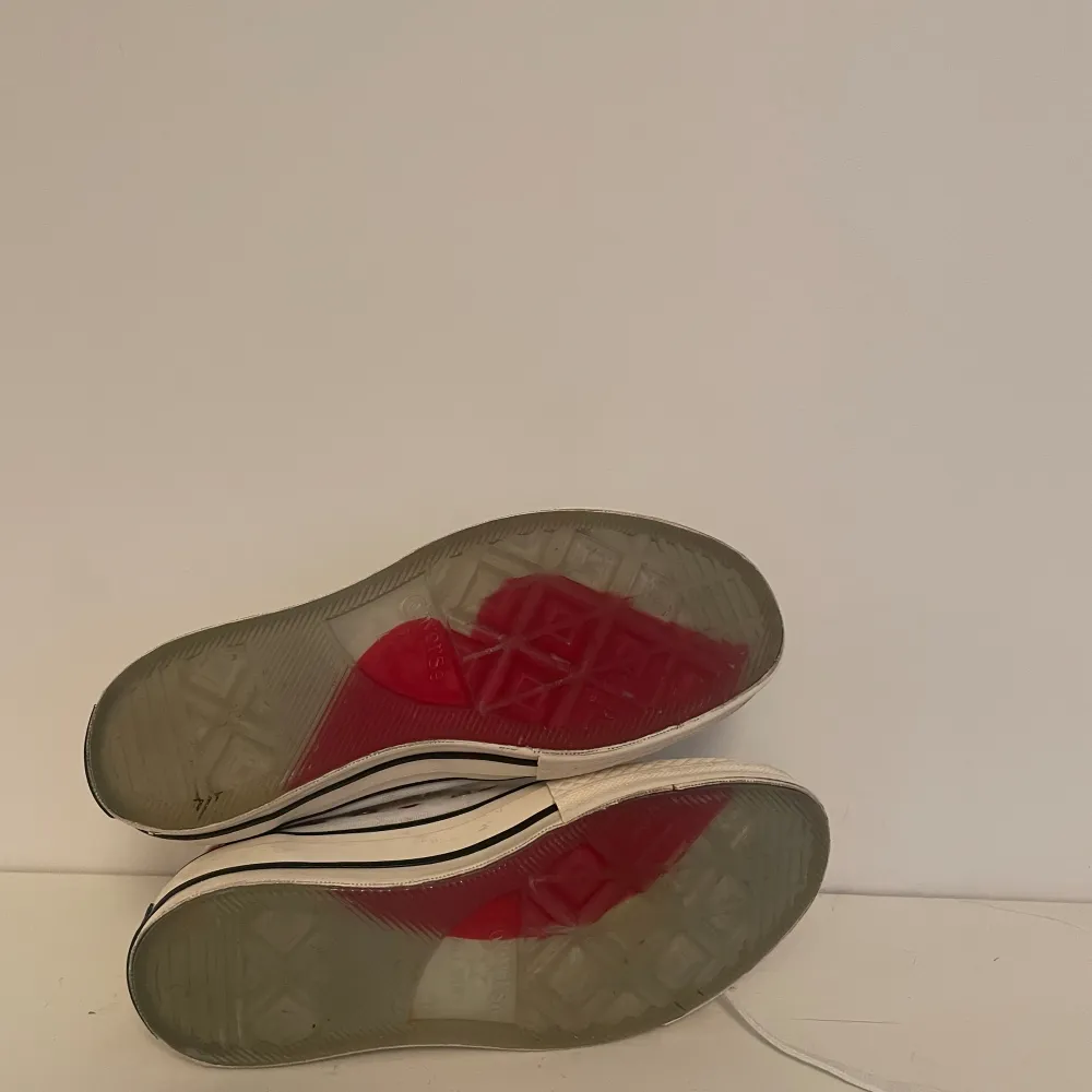 Converse – Chuck 70 – Vita sneakers med läppbroderi och höga skaft. Använda ca 5 ggr, köpte för 1 020 kr. . Skor.
