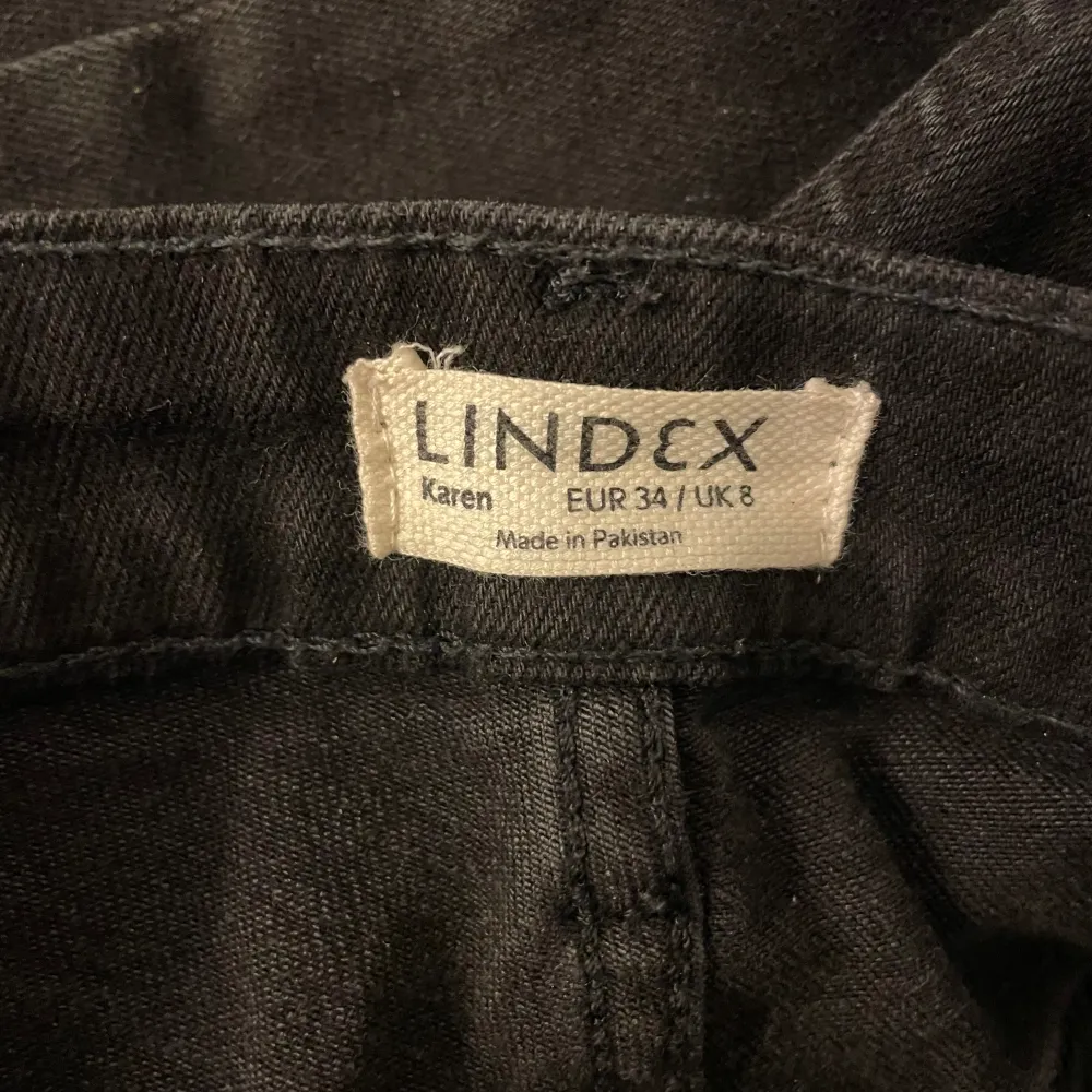 Säljer dessa jättefina bootcut jeans från Lindex som tyvärr är för små🤍det är samma modell som första bilden fast jag säljer svarta!  Kontakta för frågor eller fler bilder💕. Jeans & Byxor.