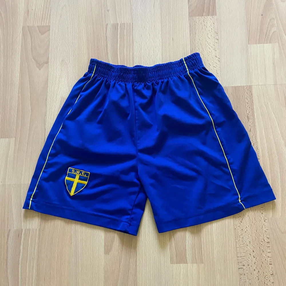 Sverige fotbolls skjorts, skulle gissa att de är storlek XS men dom passar mig som vanligtvis bär S/M. Shorts.