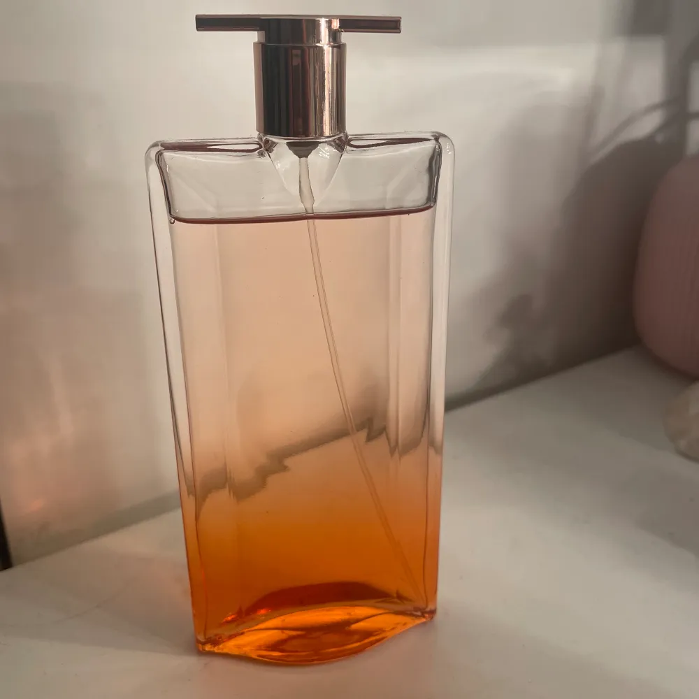 Säljer denna idole now parfymen. Den är 50 ml och endast sprayat tre gånger. Köpte den för 1000kr men säljer den för 800 då den inte kommit till användning. Köptes i mars. Perfume.