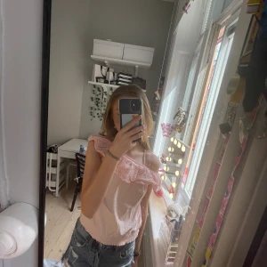 Rosa Kappahl tröja ”off shoulder” - En rosa tröja i storlek 134-140 men känns och ser större ut. Köpte nyligen och inte använder därför jag säljer. Pris kan diskuteras.