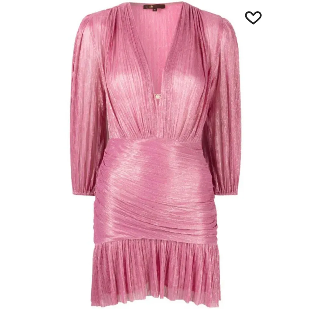 Säljer min helt nya, med prislapp, rosa klänning från Maje eftersom den inte passade mig. Storlek 38 men passar 36-38 beroende på hur man vill att den ska sitta💕 Nypris: 3400kr. Klänningar.