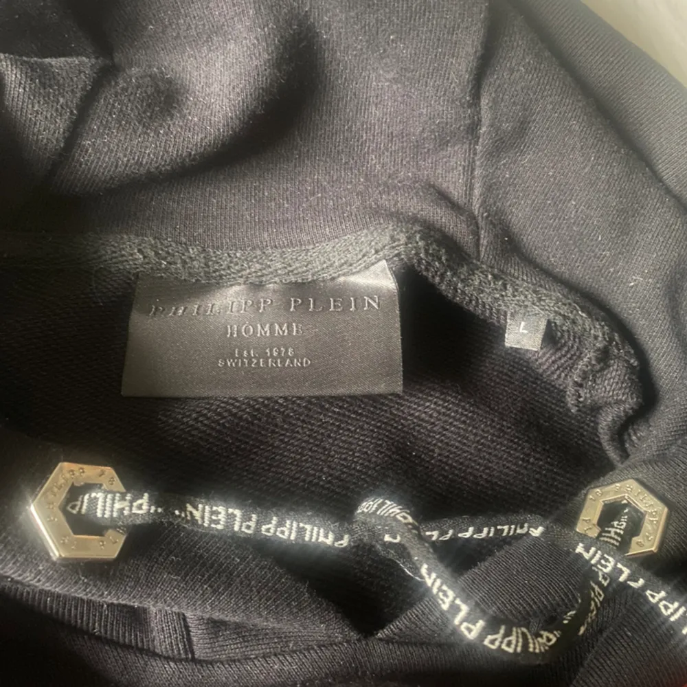 Philipp plein hoodie i jättebra skick, endast använd ett fåtal gånger. Storlek L men är liten i storleken, skulle säga snarare M. Köpt på pleinoutlet.com. Hoodies.