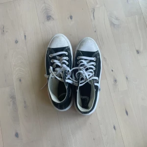 Converse skor - Högre platå men väldigt bekväma converse skor. Använda ett tag förra året men kommer inte längre till användning 🥰