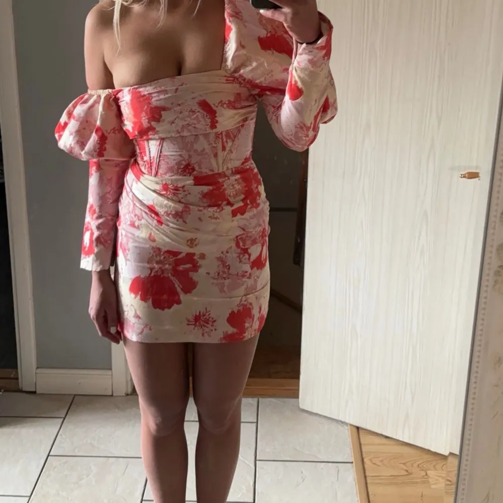 Säljer denna superfina klänning från ASOS Luxe💗la en stor beställning på ASOS men allt var tyvärr för litet och försent att skicka tillbaka! Ny med prislapp och endast testad, slutsåld💗. Mekot.