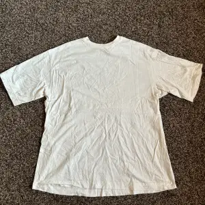 Hel vit t-shirt, typ helt oanvänd