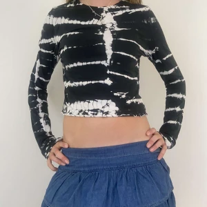 Weekday topp - Säljer denna as coola topp från Weekday! Jätte fint skick och inga defekter.  Pris 220❤️ 