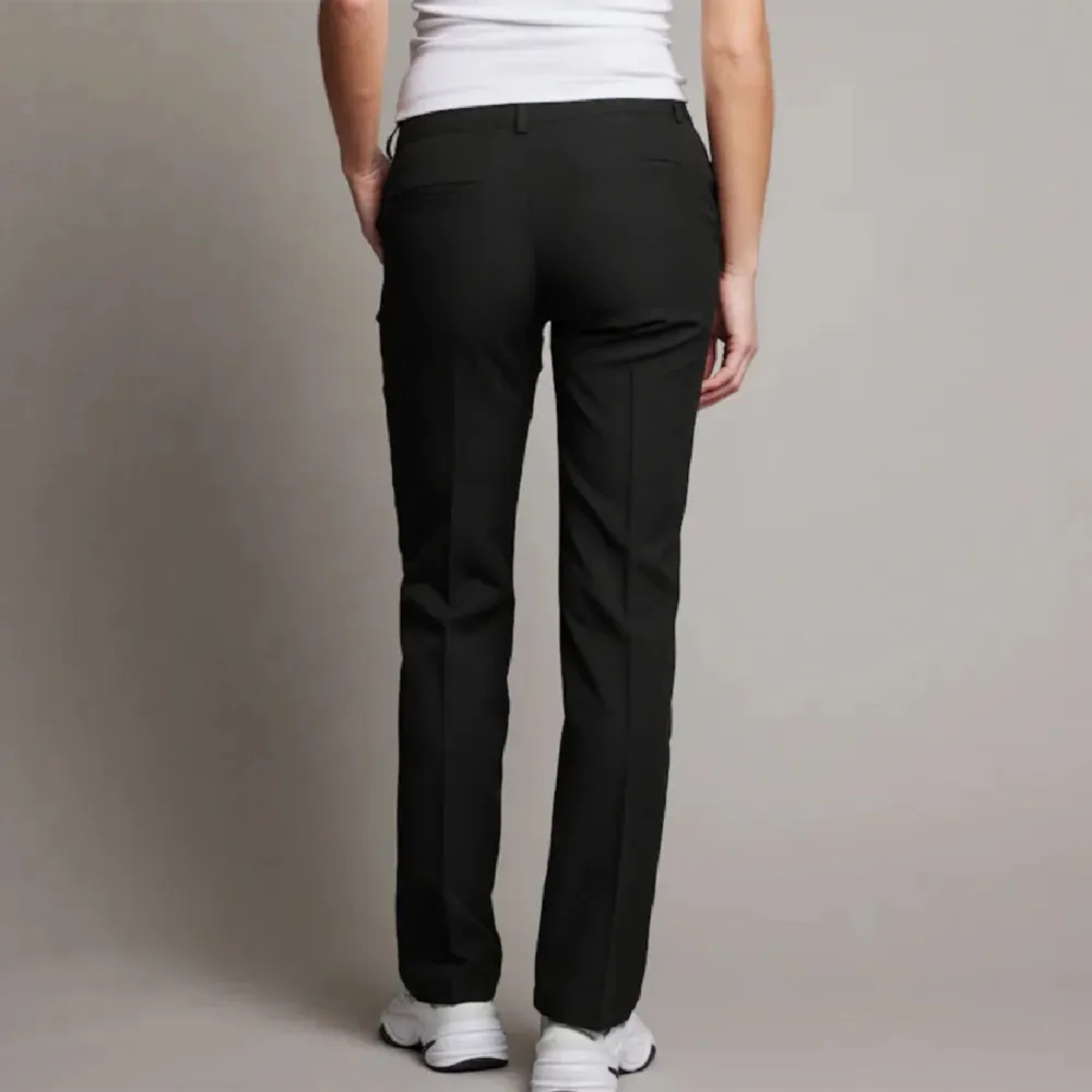 Bikbok kostymbyxor i modellen vera och i storlek 38 med slits där nere. Jeans & Byxor.