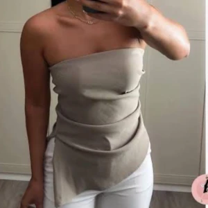 Asymmetrisk tube top - Säljer denna super snygg topp från zara! Aldrig använd och sälja pga för stor. 