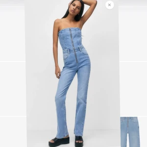 jättefin jeansdräkt med tubtopp - köptes för 1 år densamma och är använd 2 gånger så så gott som ny 💞 väldigt fin och bekväm men kommer tyvärr inte till användning, skriv för att få fler egna bilder är i storlek m men passar mig som har s och xs i vanliga fall