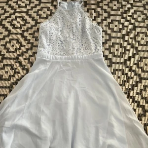 Fin klänning - Fin klänning från Nelly i storlek 36. Använd en skolavslutning.