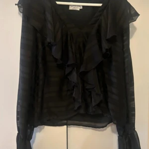 Super snygg svart blus  - Super snygg svart blus perfekt nu till sommaren 🥰