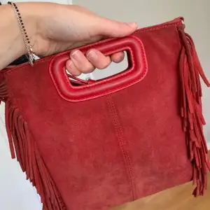 Intressekoll på min älskade maje väska i röd mocka! Det är k den stora modellen och får plats med allt möjligt, jättefin till sommaren! Priset kan diskuteras❤️