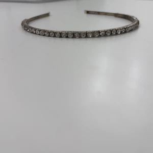 Diadem - Ett silvrigt diadem med fina stenar!!