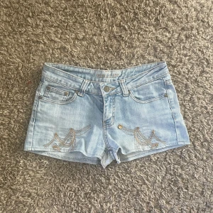 Lågmidjade shorts - Skit snygga lågmidjade jeansshorts!! Tryck gärna på köp nu!!