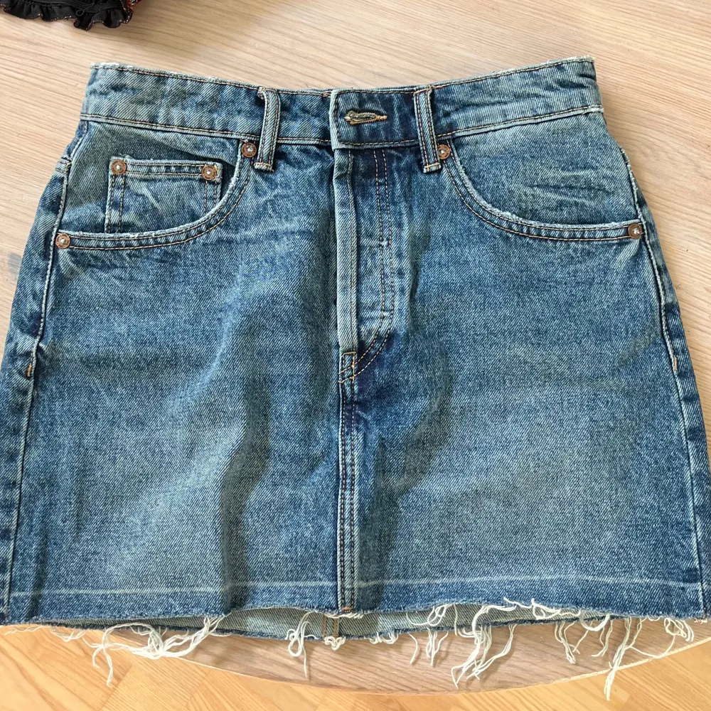 Jeans kjol från Zara:) Passar S, oanvänd . Kjolar.