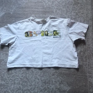 Spice girls t-shit - Jätte cool spice girls tröja!! I rätt så bra skick. Har inte gått till användning därför jag säljer den🥰 kan användas som vanlig t-shirt men också magtröja,  beror såklart på vilken stolek man har!