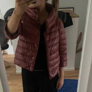 Herno jacka  - Säljer nu den här skit snygga rosa/röda herno jackan Nypriset ligger på 5 000 kronor 