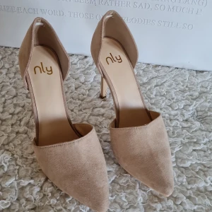 Klackeskor - Jätte fina klackeskor. Nyskick,aldrig andvänd