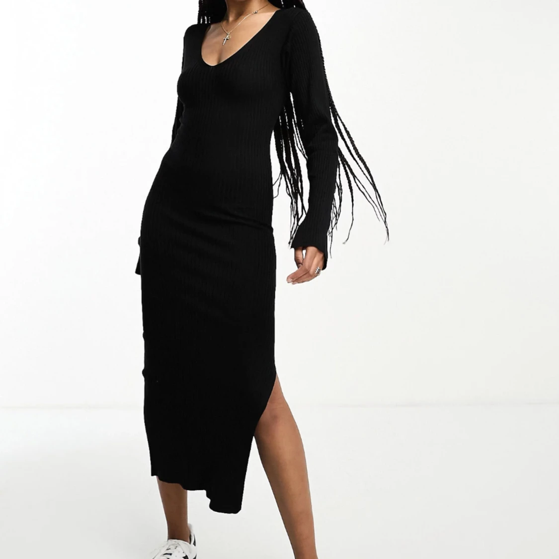 Ribbstickad klänning