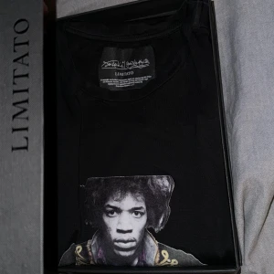 Limitato T-shirt - Använd ett fåtal gånger då den alltid varit lite för liten, därav är den i nyskick. Köpt av mig.