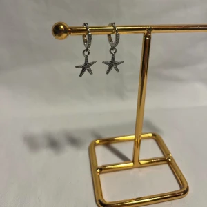 Örhängen  - Snygga örhängen! Finns endast i silver. Köp för 99kr/st Eller 179kr/paret. Modell 106. Smyckeställningen finns även att köpa för 299kr!