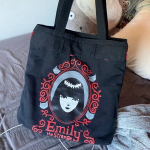 Emily the strange - stängs med dragkjedja köpt 2hand❤️ lite slitage på trycket men inte mycket