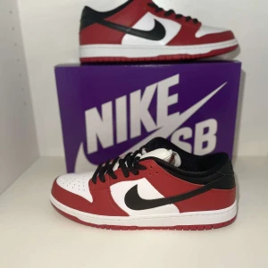 Nike Sb dunk chicago - Storlek 45,5, äkta med bevis, vita skosnören ingår, för fler frågor skriv i pm