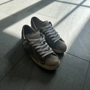 Philippe model skor - Ett par riktigt snygga Philippe model i okej skick. Strlk 41 men passar även 42. Pris ej hugget i sten. Hör av dig vid funderingar!! 