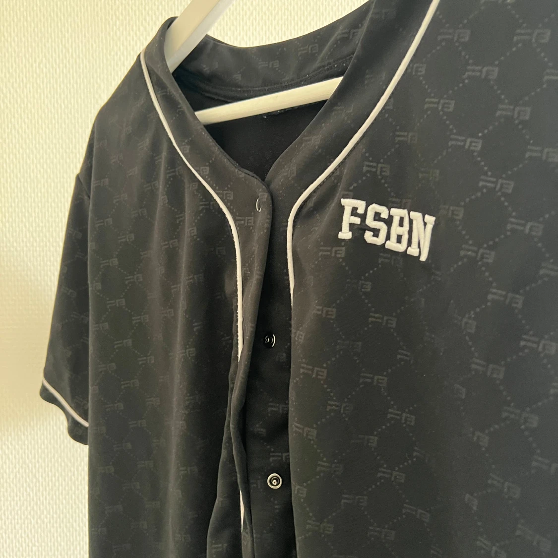 Svart kortärmad tröja från FSBN - 91