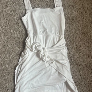 Vit klänning - Kort klänning i storlek M/ EU 38 i stretchigt material. Bra skick och endast använd fåtal gånger.