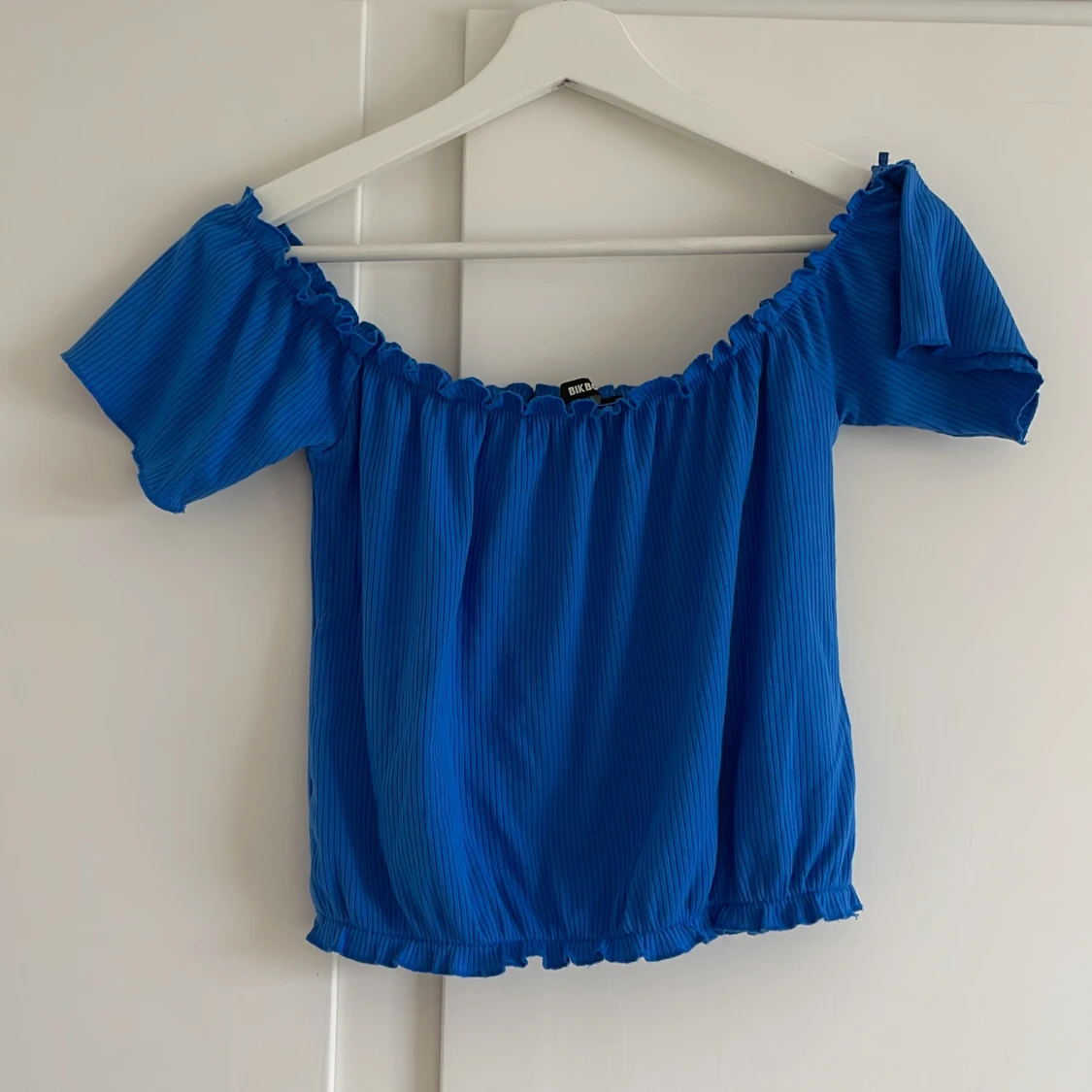 Blå off-shoulder topp från BikBok