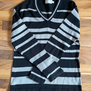 vintage tröja  - köpt second hand men är fortfarande i bra skick. storlek L med märket maison de helene. sitter som en M. hör av dig om du har några funderingar! (: 
