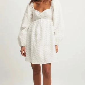 Miniklänning med puffärm - Vit klänning från NA-KD, perfekt till studenten! Prislappen är kvar och klänningen är oanvänd. 🌟