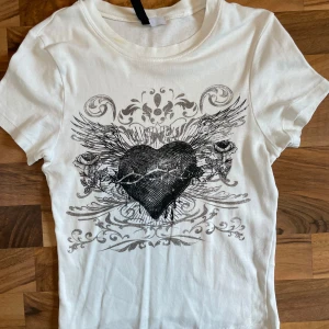 vit tröja med tryck  - köpt från h&m och är i bra skick. storlek s. hör av dig vid frågor! 