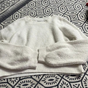 Tröja - Fin stickad och vit tröja från Kappahl i storlek 158/164 ! Vad jag ser så är det inga stora fläckar som syns tydligt men den är ganska använd så kanske lite missfärgad! Har också en röd fast från Hm så skriv om bilder önskas!💕