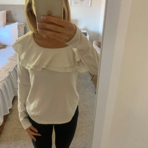 Vit topp - Finaste toppen 🤍  skriv om du har några funderingar eller är intresserad av att köpa💕 säljer billigt då jag måste göra mig av med massa kläder