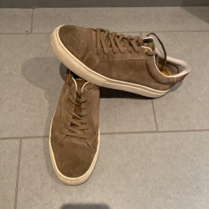 Vagabond Paul skor - Ett par snygga och sällan använda vagabond Paul skor i storlek 42. Färgen är ljusbrun och är perfekt inför skolstarten.  Vårt pris 399 från originella 1400kr. Kom och köp