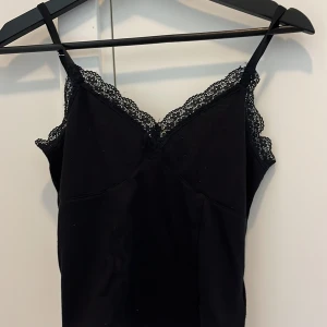 Jättesnyggt svart linne med spets! - Jättesnyggt svart linne med spets! I bra skick, kontakta för fler bilder privat!!💘 köparen står för frakten!!💘