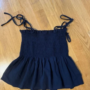 Super fin topp 💕 - Jätte fin marin blå topp, knappt använd ❣️