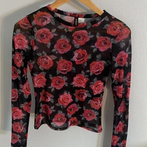 Topp i mesh  - Söt blommig topp i mesh, från HM i storlek XS men passar även S Använd en gång så så gott som nyskick