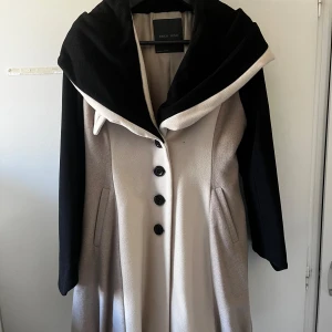 En dam Kaschmir kappa  - Strl 44 Aldrig använd alltså helt ny 