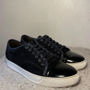 Lanvin skor  - Hej! Säljer nu dessa sjukt snygga lanvin skor. Skorna är i toppskick 9,5/10 med skorna medföljer box och extra skosnören 